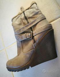 Stivaletti in finta pelle con zeppa - Nr 38