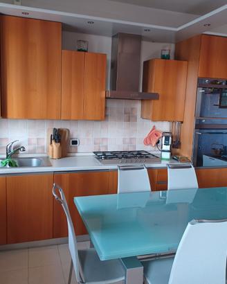 Cucina Componibile in legno con elettrodomestici d