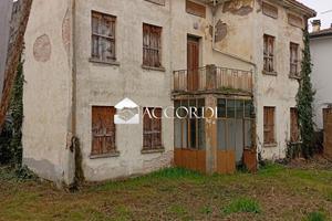 RIF.LLM9 VILLINO SU DUE LIVELLI CON GIARDINO DA R