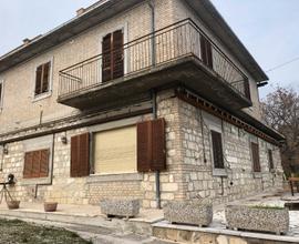 Casa singola con rustico e terra a 3 km da Ascoli