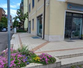 Golosine negozio con vetrine fronte strada