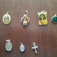 Medagliette pendenti smaltate e in metallo