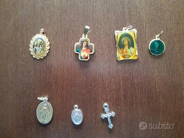 Medagliette pendenti smaltate e in metallo