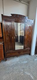 Armadio in legno con specchio e intagli floreali