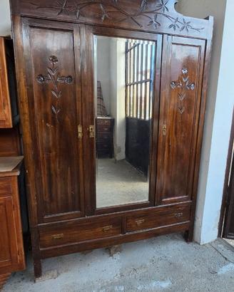Armadio in legno con specchio e intagli floreali