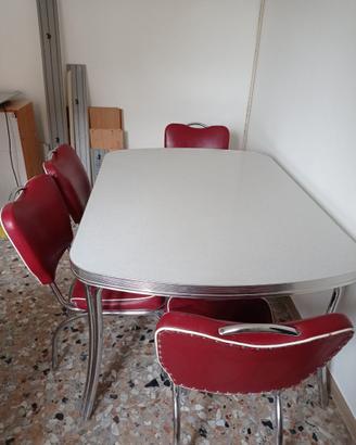 Tavolo da pranzo stile anni 50 con sedie