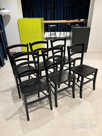Sedie di legno nero