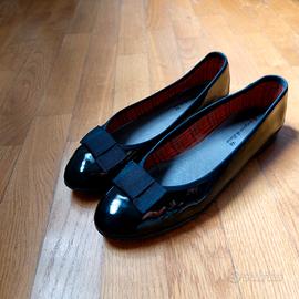 scarpe ballerine di vernice nera 