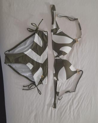 COPPIA DI BIKINI TRIUMPH 2025.