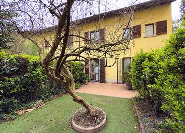 VILLA A SCHIERA A GUSSAGO