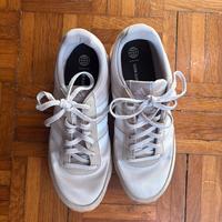 Scarpe per ginnastica comode e nuove