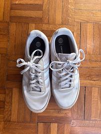 Scarpe per ginnastica comode e nuove