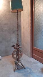 Antico arcolaio con lampada