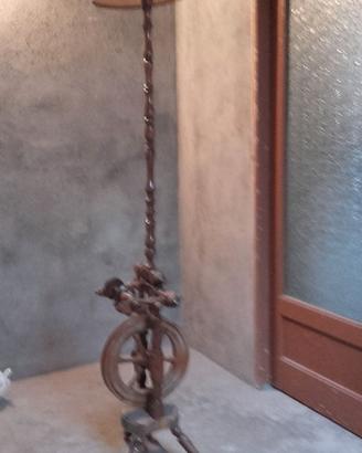 Antico arcolaio con lampada