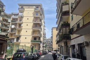NEGOZIO A NAPOLI