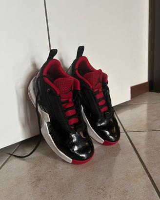 Jordan Max Aura 6 rosse ,nere e bianche.