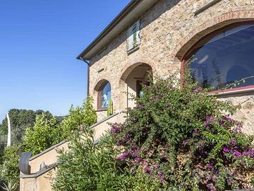 Rustico / Casale di 515 m² con più di 5 locali a C