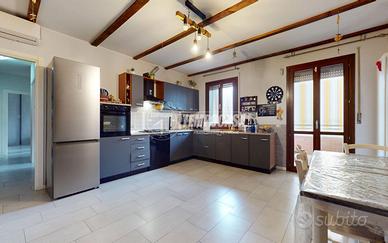 Santa Croce - Luminoso trilocale con loggia