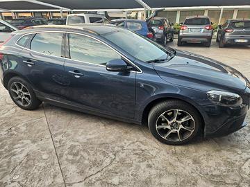 VOLVO V40 D2 R-design cross
