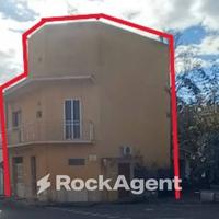 FABBRICATO D'ANGOLO UNIFAMILIARE