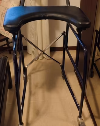 deambulatore per anziani con tavolo.