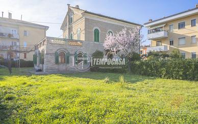 VILLA CON AMPIO GIARDINO A DUE PASSI DAL MARE