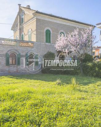 VILLA CON AMPIO GIARDINO A DUE PASSI DAL MARE