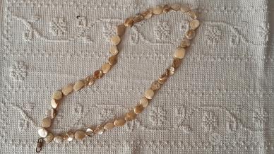 Collana con perline beige