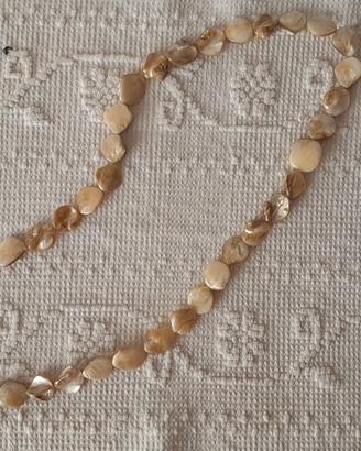 Collana con perline beige