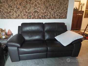 Due divani in pelle neri