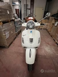 Vespa 300 GTS Suoer