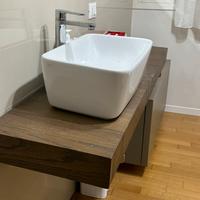 Lavabo d’appoggio e mobile bagno