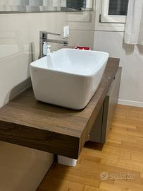 Lavabo d’appoggio e mobile bagno