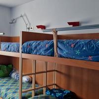cameretta letti a castello e armadio