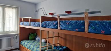 cameretta letti a castello e armadio