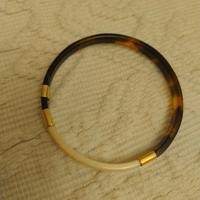 Bracciale in oro e materiali naturali anni 1970