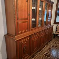 Sala credenza e tavolo con sedie