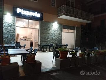 pizzeria a sedere con domicilio e asporto 
