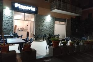 pizzeria a sedere con domicilio e asporto 