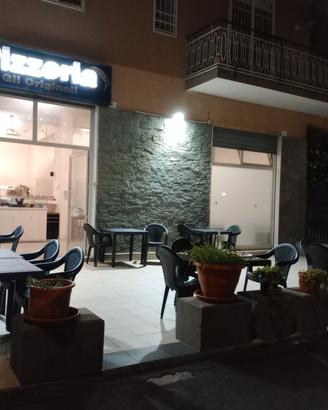 pizzeria a sedere con domicilio e asporto 
