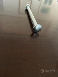 Bulloni a testa tonda (cavicchia) e dadi esagonali