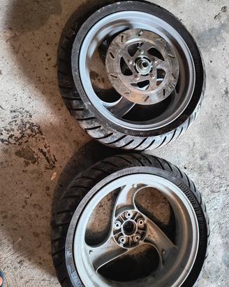 Cerchi e gomma da 13 per scooter  piaggio 