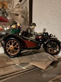 Sidecar militare in metallo con due soldati tedesc