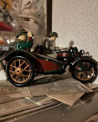 Sidecar militare in metallo con due soldati tedesc