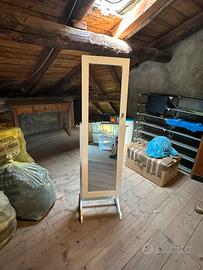 Specchio con armadietto porta gioielli interno