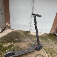 Monopattino elettrico ninebot e25e