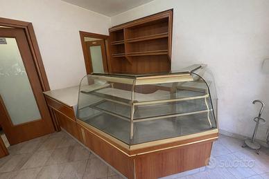 Bancone espositivo refrigerato +arredo