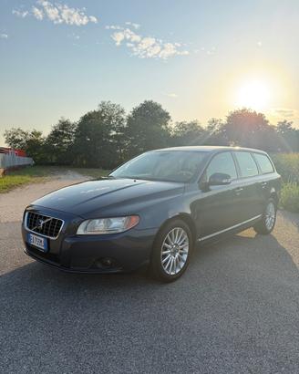 Volvo V70 2.4 D5 Summum