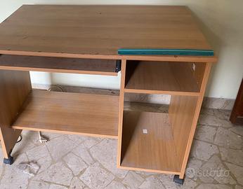 Scrittoio con ruote porta PC