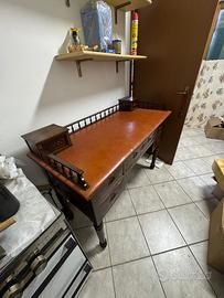 Scrivania antica